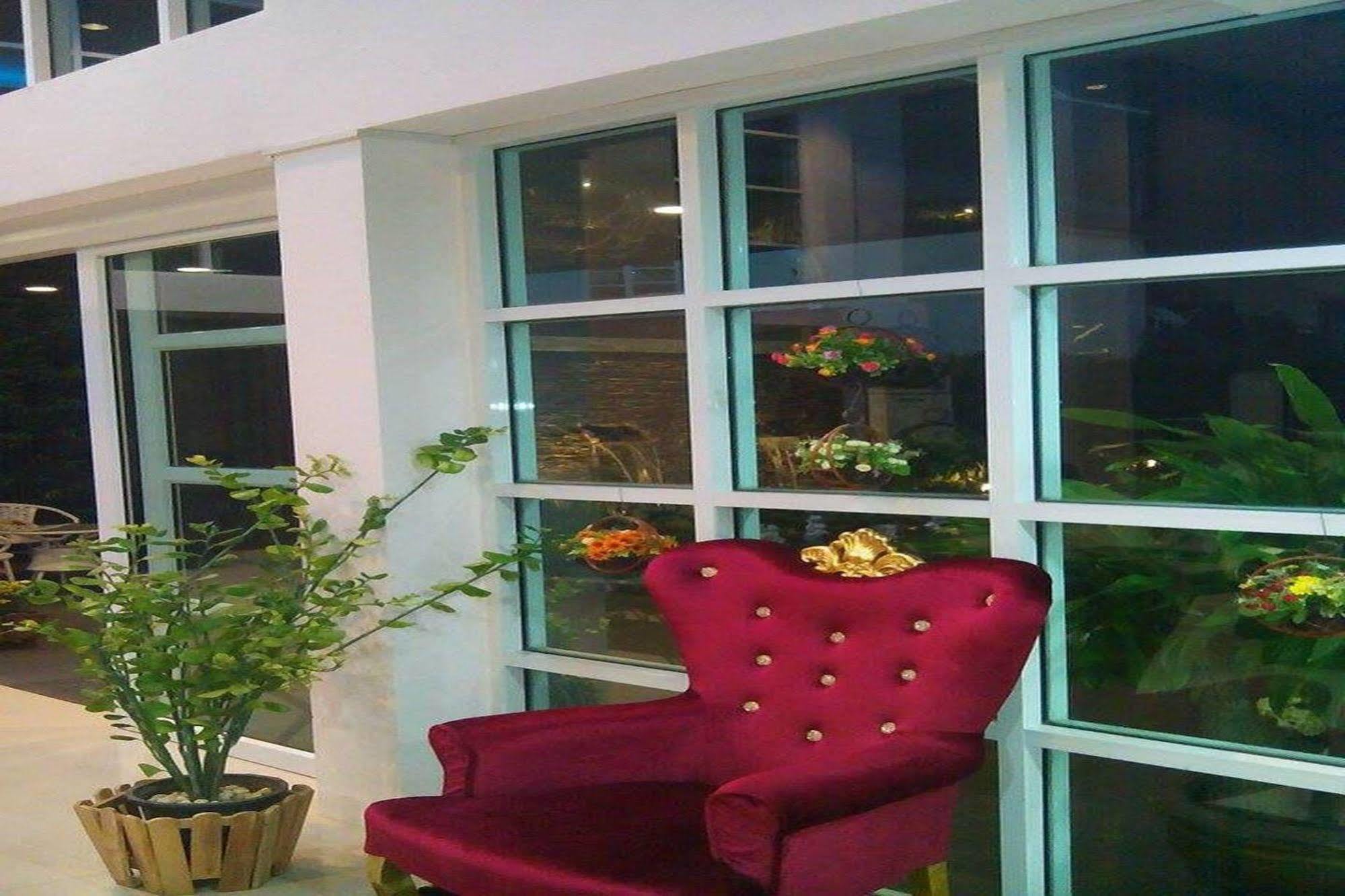אובון רטצ'תאני The Zara Double Tree Hotel מראה חיצוני תמונה